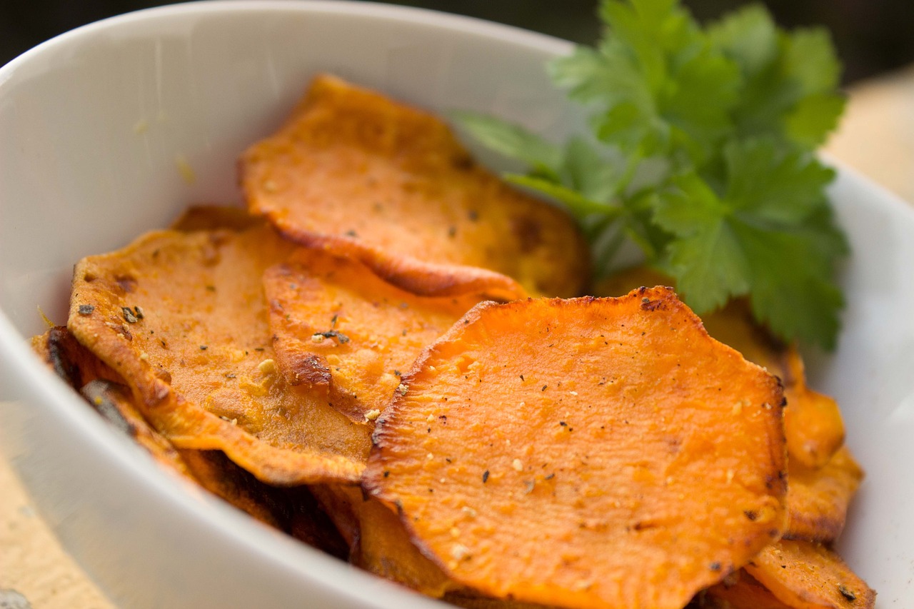 Jak zrobić domowe przekąski z warzyw: przepisy na chipsy, hummus i guacamole